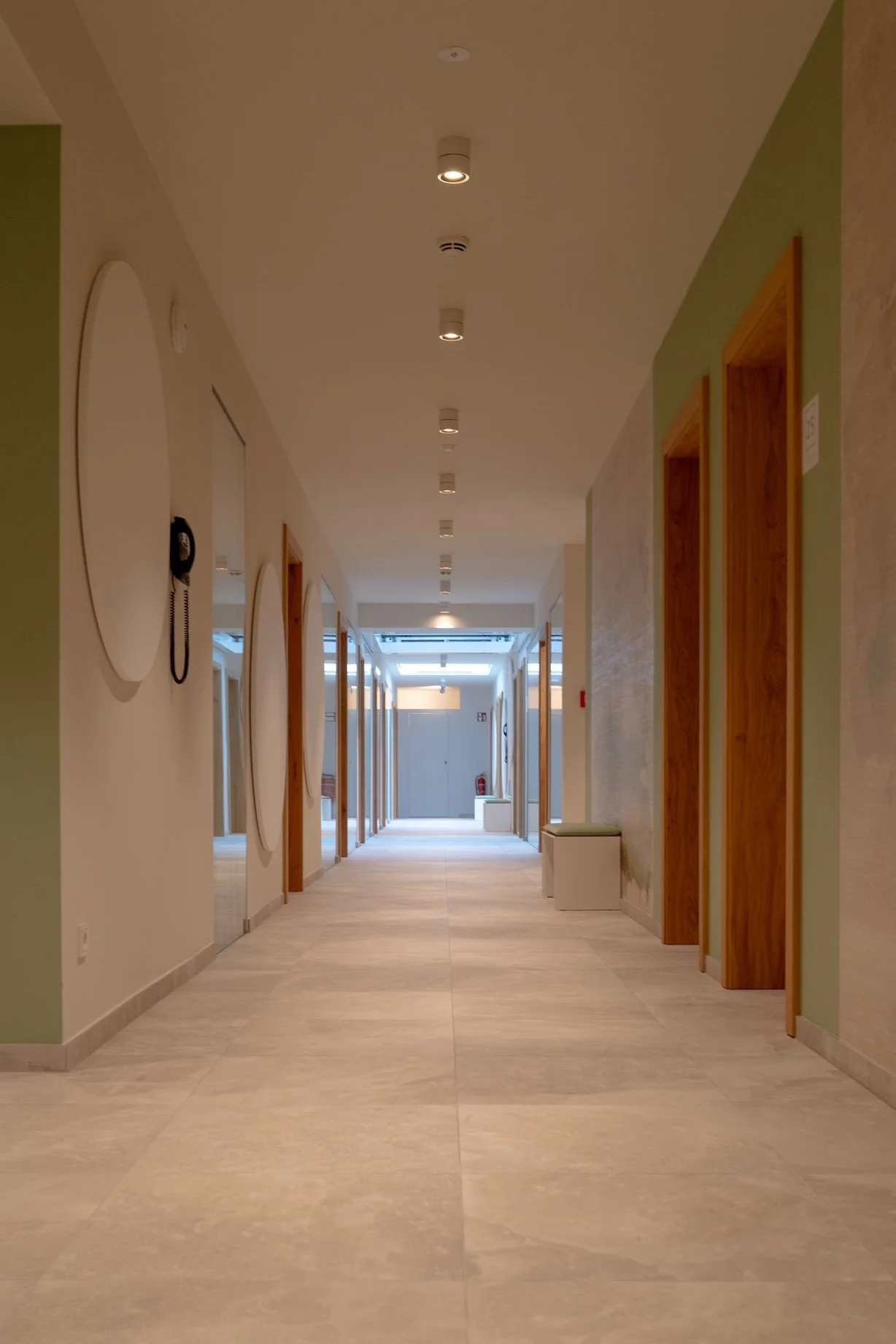 Ein maßgeschneidertes Programm mit personalisierten Behandlungsplänen und Hightech Touchless Treatments 