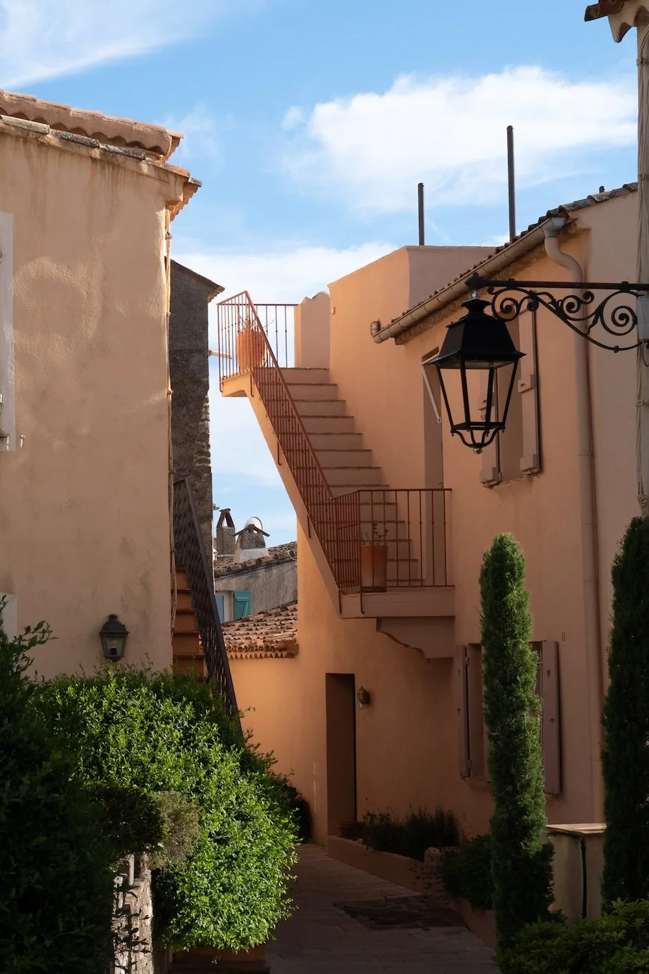  Entdeckt die Bergdörfer Gassin &amp; Grimaud   Das mittelalterliche Dorf Gassin ist nur wenige Kilometer vom Golf von Saint-Tropez entfernt und für mich ein Must-do, wenn ich in Saint-Tropez bin. Der Blick auf den Golf ist fantastisch, die Gassen si