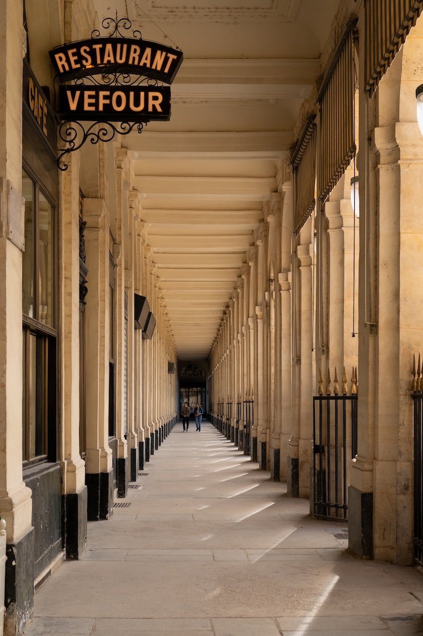 Mein Favorit: Der Königsgarten - Jardin du Palais Royal  In der Früh kommen die Jogger, dann die Müßiggänger zum Spazierengehen und Zeitungslesen, zur Mittagszeit alle, die in der Gegend arbeiten und nach Ruhe und frischer Luft suchen. Und ich sitze