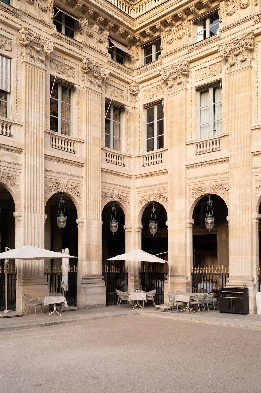  Mein Favorit: Der Königsgarten - Jardin du Palais Royal  In der Früh kommen die Jogger, dann die Müßiggänger zum Spazierengehen und Zeitungslesen, zur Mittagszeit alle, die in der Gegend arbeiten und nach Ruhe und frischer Luft suchen. Und ich sitze