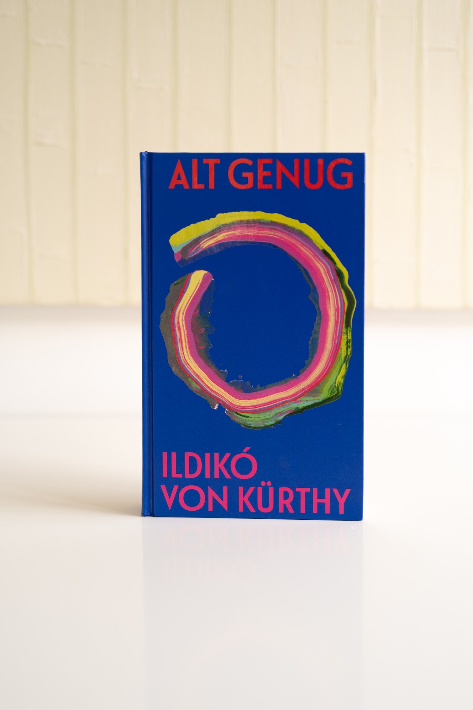 In ihrem neuen Buch Alt genug schreibt Ildikó von Kürthy  ehrlich, ungeschönt und dabei sehr warmherzig über das Thema Älterwerden. Es ist kein „Alles wird gut"-Buch und kein Ratgeber.
