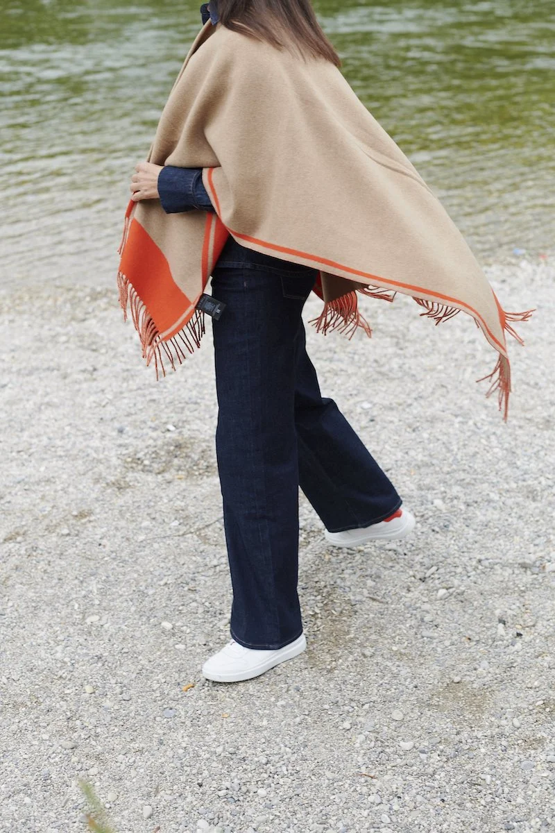 Poncho mit Jeanslook und Sneakers