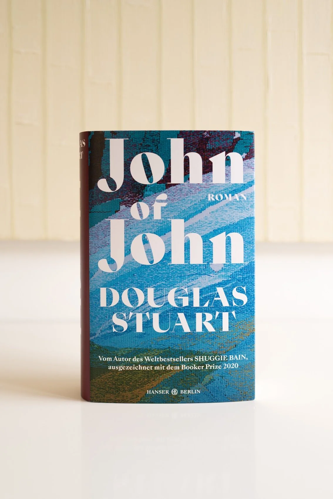 Das Buch John of John nimmt uns mit in eine Welt, in der wortkarge, wettergegerbte Menschen leben, Schafe gezüchtet und in traditioneller Handarbeit feinste Tweedstoffe gewebt werden - Schottland.