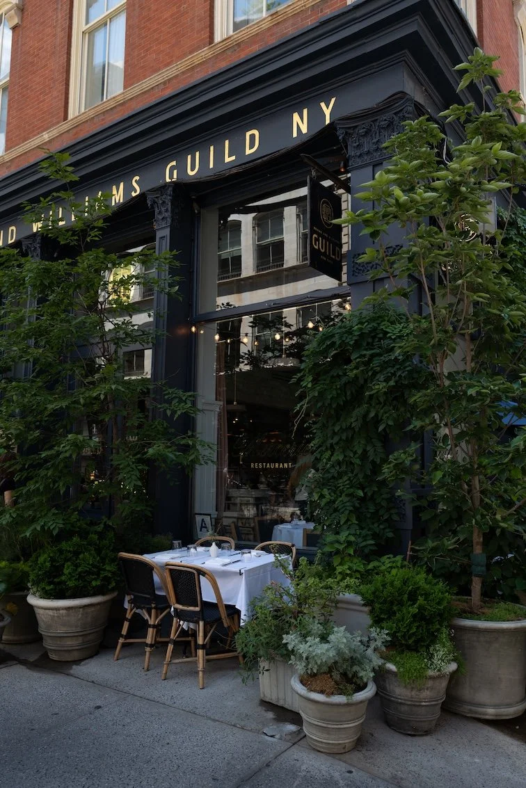 La Mercerie - elegantes französisches Bistro im Roman and Williams Guild – einem stilvollen Möbel- und Lifestyle-Store. Klassisch-französische Gerichte wie Boeuf Bourguignon und Poulet Rôti in einem hellblau-grauen, ästhetisch durchdesignten Raum.