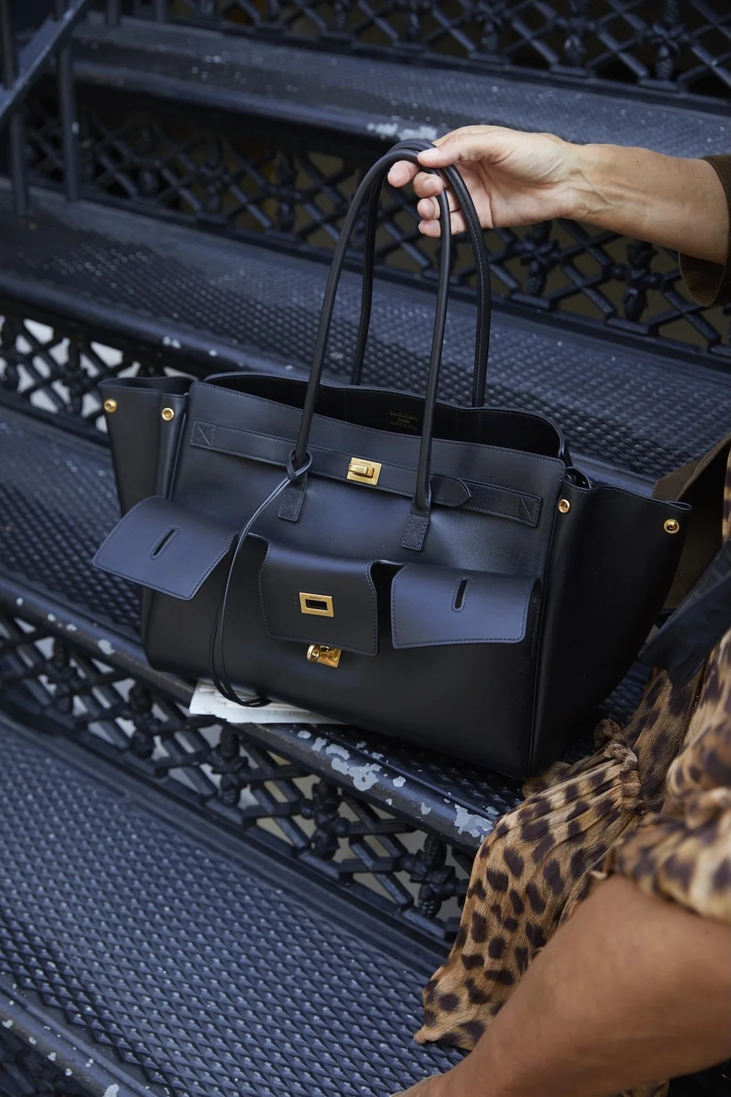 Immer dabei: Die Bel Air von Balenciaga. Es gibt kaum einen Moment, in dem diese Tasche nicht passt.