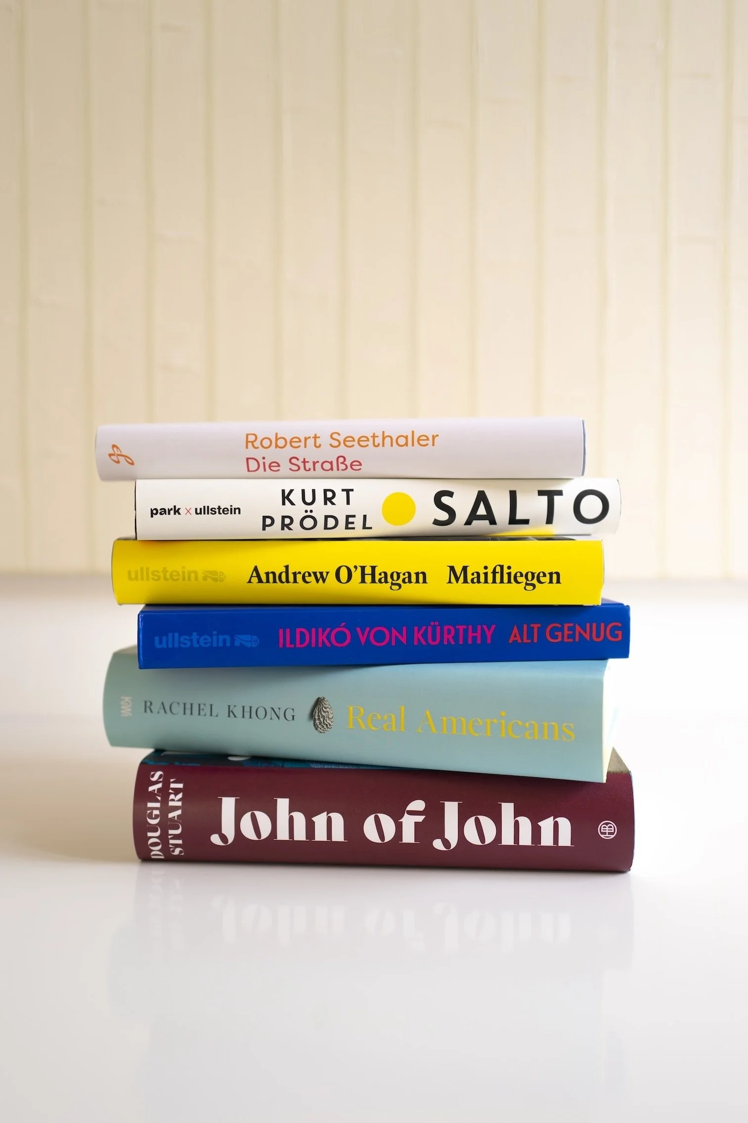 sechs Buchtipps, alles Neuerscheinungen, für entspannte Tage am See, am Meer, in den Bergen, im heimischen Garten und auf dem Balkon.