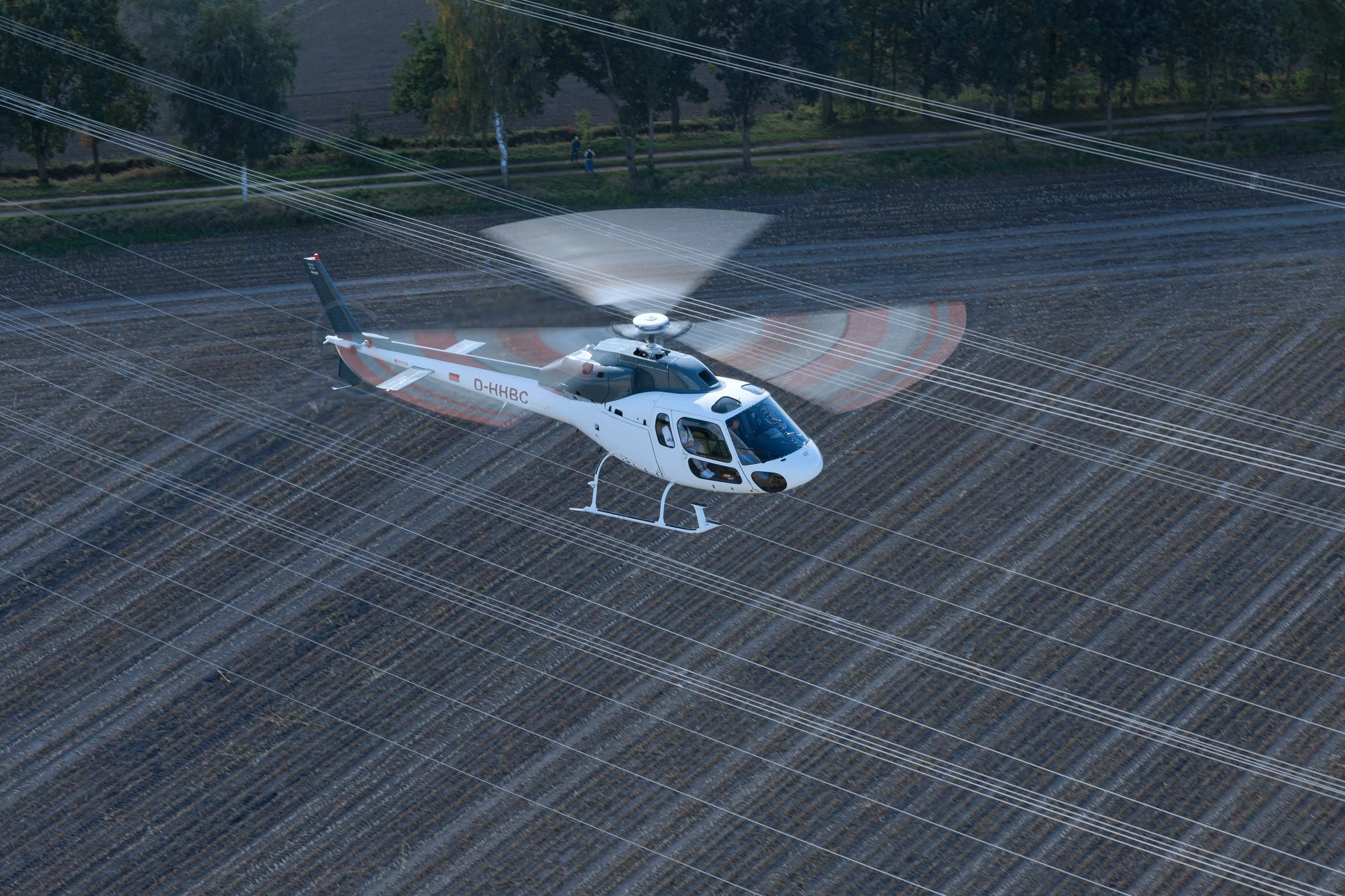 Hubschrauber bei der Leitungskontrolle