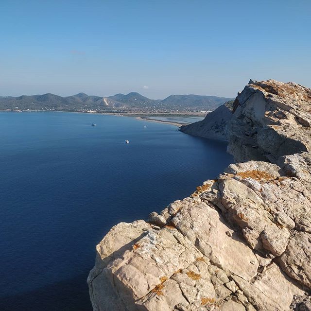 Early morning run along the technical trails and cliff tops in the Ses Salinas National Park.

#trailrunning #runwild #runfree #runibiza #ibiza #ukrunchat #hardlopen #laufen #correr #halfmarathon #marathon #getoutside #instarunners #adventure #trailr