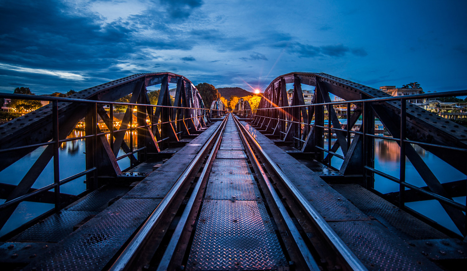 Tombée de la nuit sur le Pont de la Rivière Kwaï - Thaïlande
