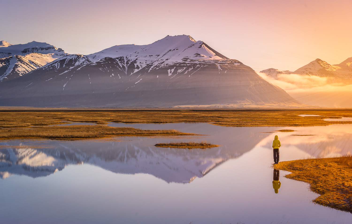 Levé du Soleil sur les volcans d'Islande
