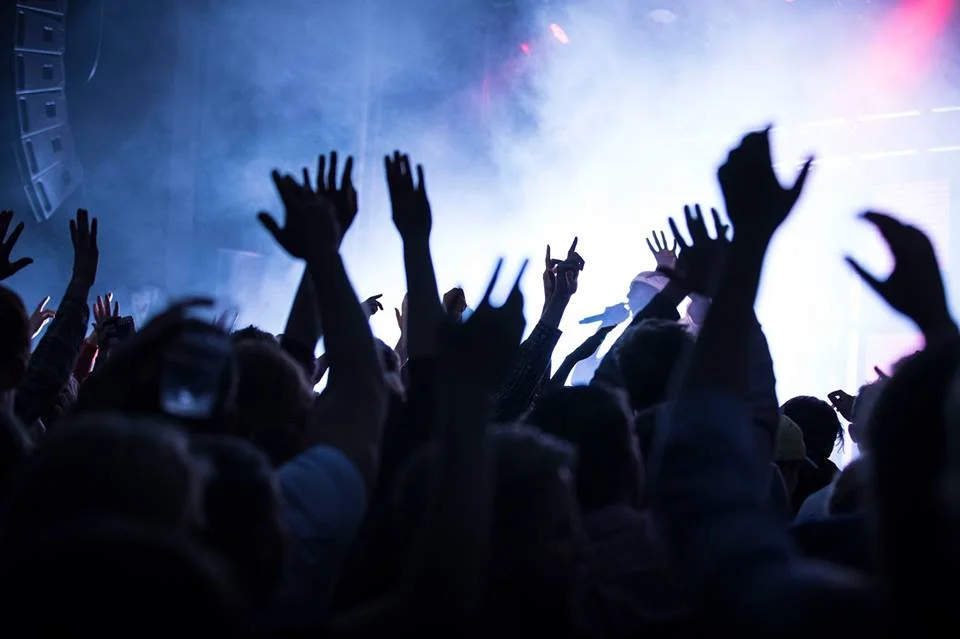 Rokken crowd.jpg