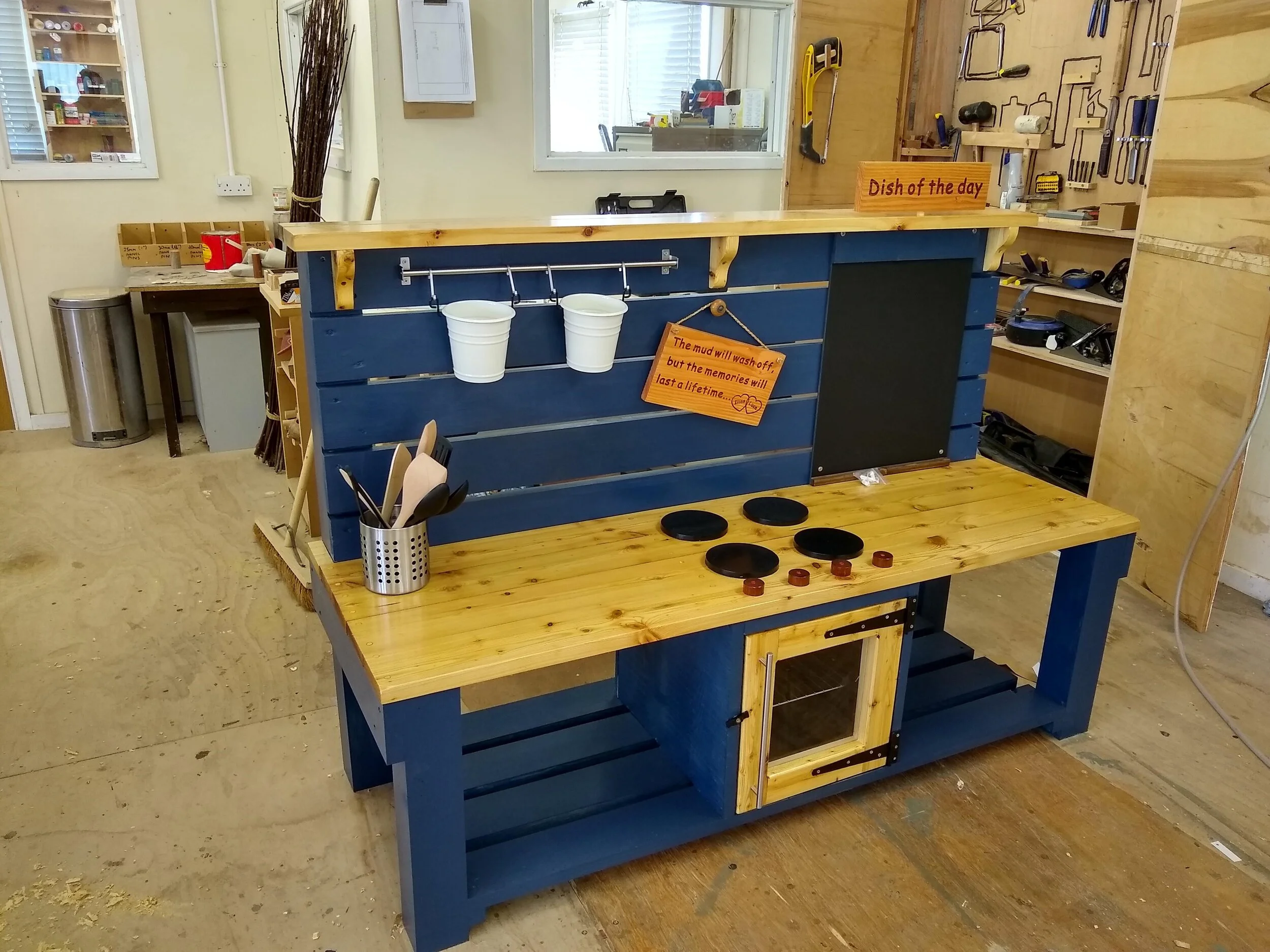The finished mud kitchen.