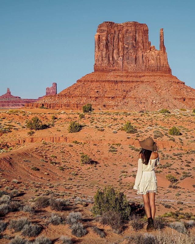 Have you been on a road trip? If so, what are some of your most memorable itineraries? If not, where would you like to go? ✨#throwback to one of my favorite road trips 🇺🇸🚙 spent hours driving across the desert, amazed by all the red rocks and shap