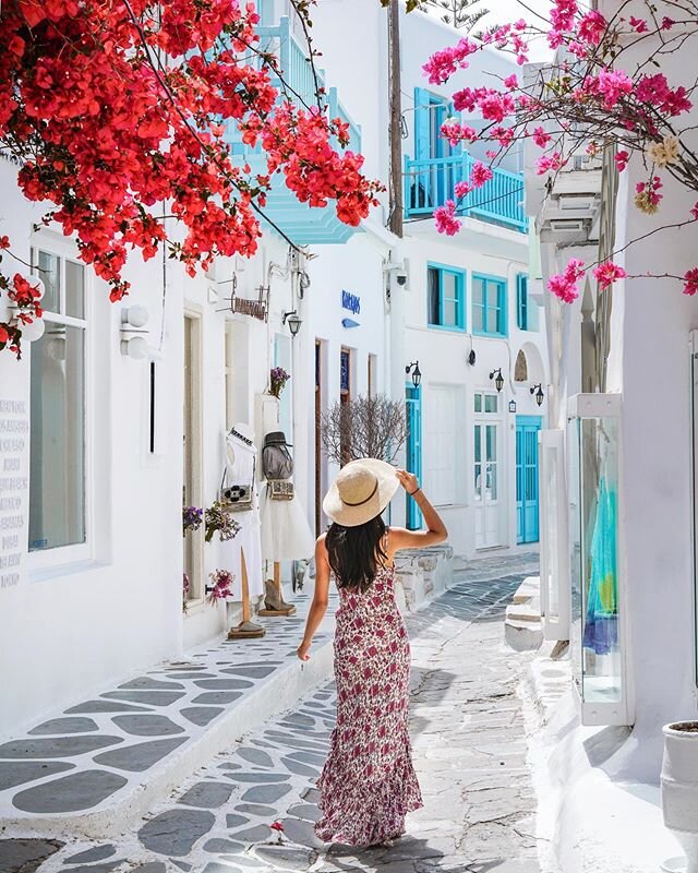 🗺 IF the world is safe to travel again, where will you go as your first destination? 🌏Here&rsquo;s a throw back to last sunmer in Greece 🤍🇬🇷🌸🌺 In my opinion, June is the perfect month to travel around Greece as the weather isn&rsquo;t too hot,