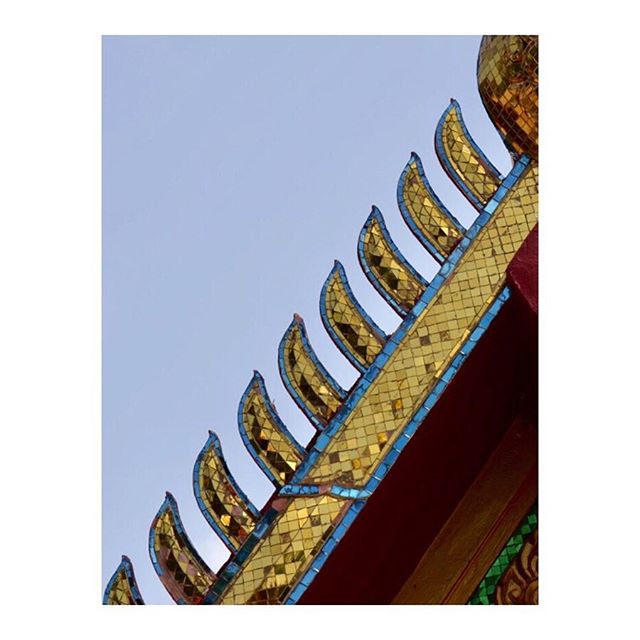 Temple detail at the #bigbuddah in #kohsamui
.
.
.
.
.
.
#bigbuddha #mosaic #thailand #travelblogger #instatravel #gold #sparkle #graphic #composition