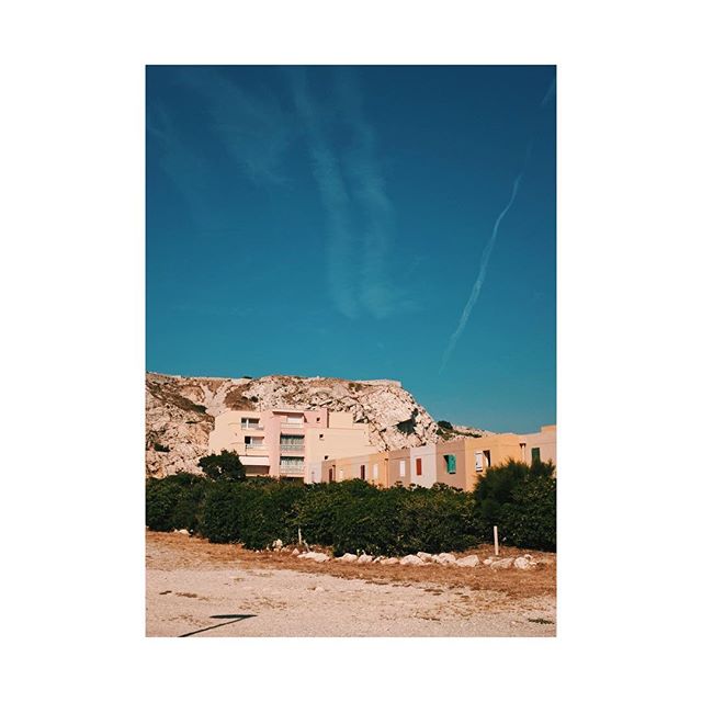 Marseille lines.
.
.
.
.
#planelines #beachhouses #frioulisland #marseille #blueskies #composition #instadaily #travelphotography