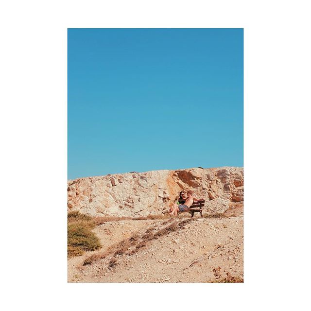 Lovers taking some quiet time and chatting (and blending in to the sand with their tans!) @bellslight @championdale .
.
.
.
.
#frioulisland #marseille #couples #bench #chats #instagood #instadaily #sandcolour