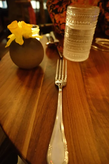 Post-opening, we headed to 2 Spring across the street, where handsome wood table tops, low light and yellow daffodils in stone vases set the scene.