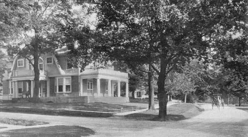 104 Hollywood Avenue Built during the pre-auto horse and buggy era, the Manor featured some grand homes like this one, as well as more modest ones to appeal to a range of the middle class. This eclectic Arts & Crafts style house combines features like oversized fluted Classical columns with a gambrel roof and an open “piazza” that wrapped the house, and culminated with a covered porch facing west to capture views of the nearby Long Island Sound.
