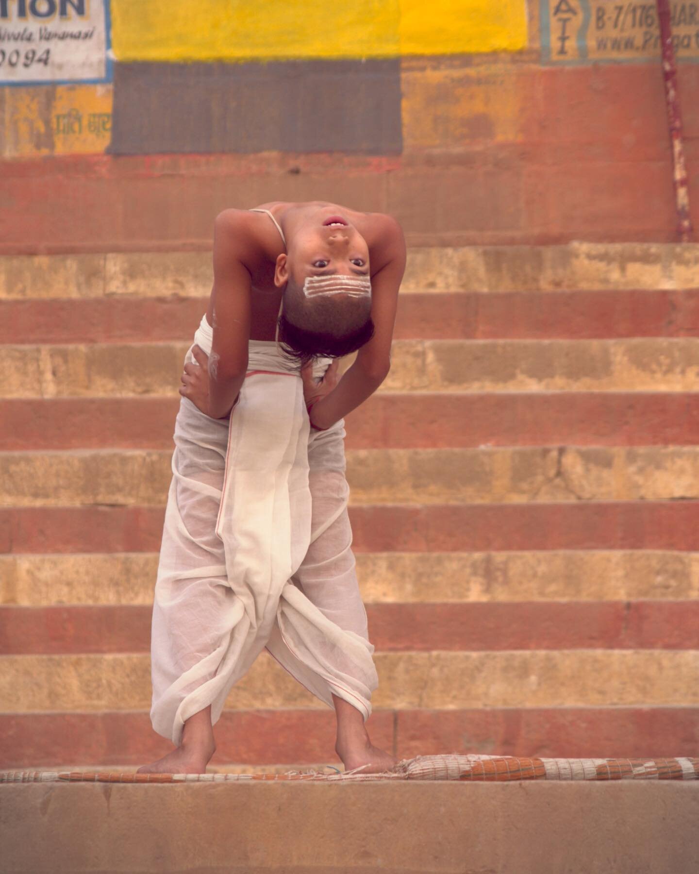 The world upside down 

#benaras #yoga #travelphotography #varanasi #ghatsofvaranasi #varanasidiaries #incredibleindia #shotoncanon #sigma #sigmaart #travel #india #uttarpradesh #morningyoga #yogainspiration #yogapractice #morning #morningmotivation 
