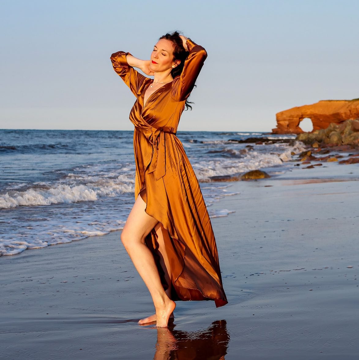 Summer is in full swing! ☀️ 🎉 I have some shows coming up playing with lots of cool peeps. With a million behind the scenes rehearsals, here are the show dates for July and August: 

JULY: 
July 17th (Thursday) - 🎻 With Tara MacLean at Souris Show 