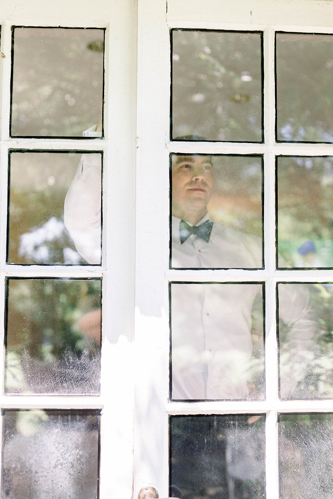 Groom getting ready: Longue Vue Club Wedding captured by Abbie Tyler Photography