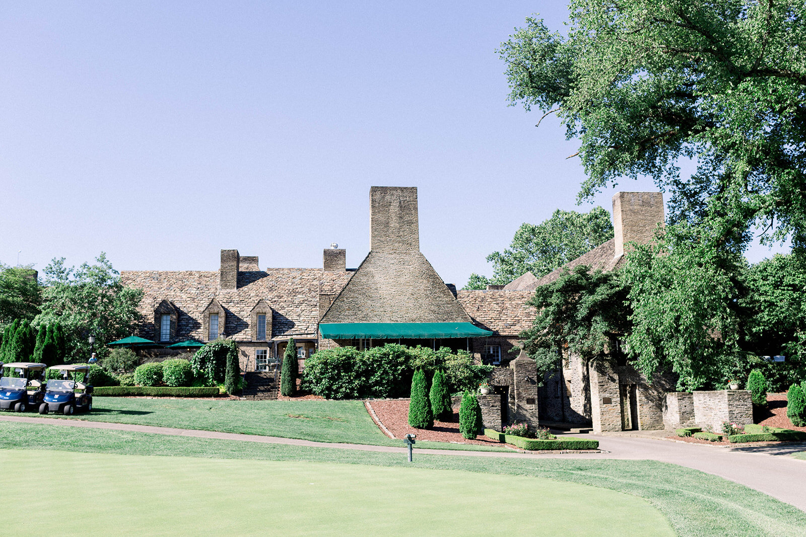 Outdoor wedding ceremony setup: Longue Vue Club Wedding captured by Abbie Tyler Photography