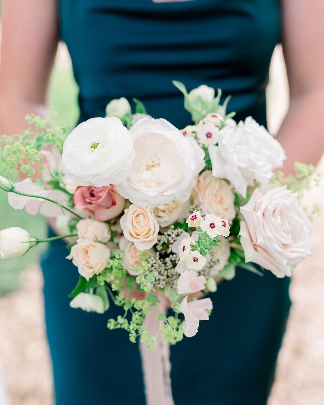 Adore this airy bouquet by @daysofmayflorals at @glenellenfarm with @alyssathomasevents contrasted with this beautiful and rich emerald bridesmaid dress.
.
.
#weddingphotography #weddingphotographer #glenellenfarms #glenellenfarm #marylandwedding #ma