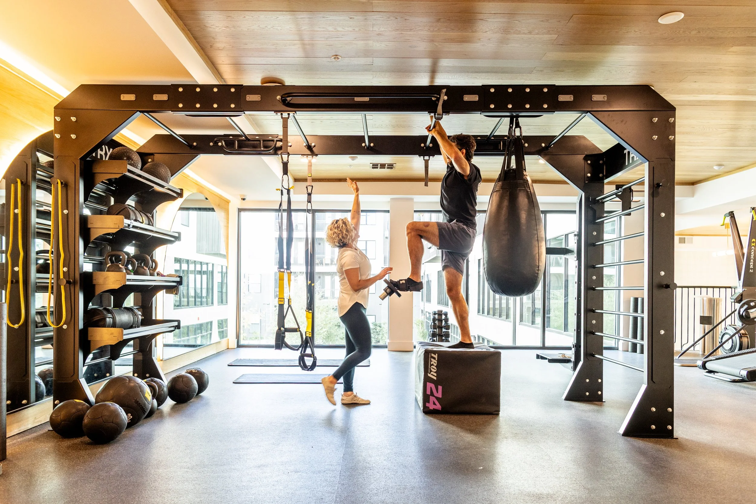 Funcional movement coaching session emphasizing stability, coordination, and strength development
