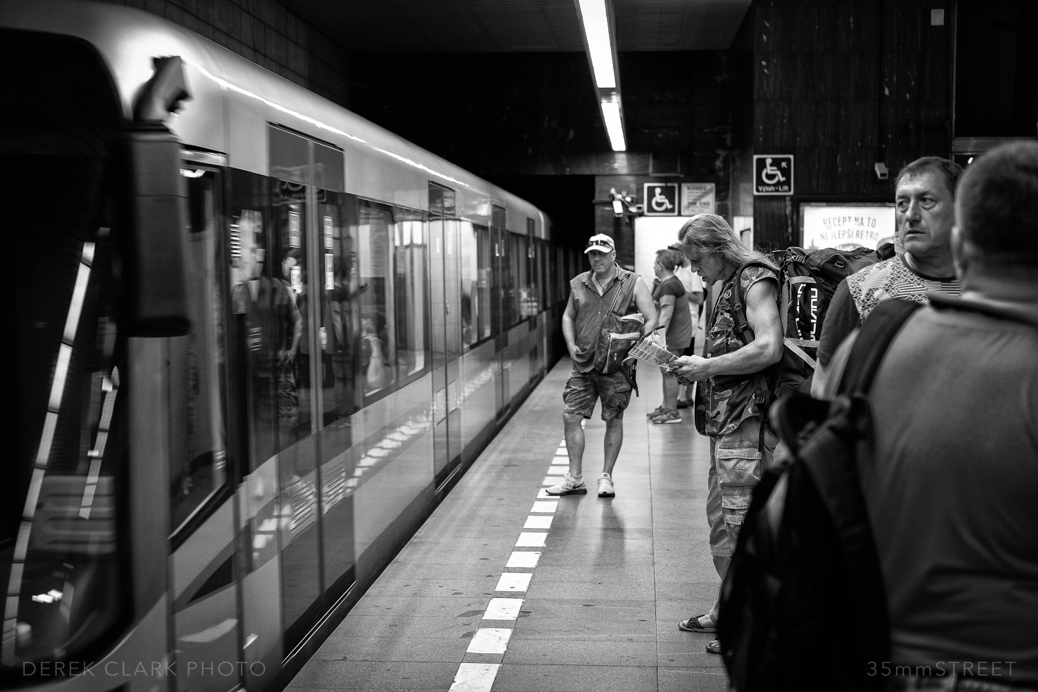 180_35mmStreet-Prague.jpg