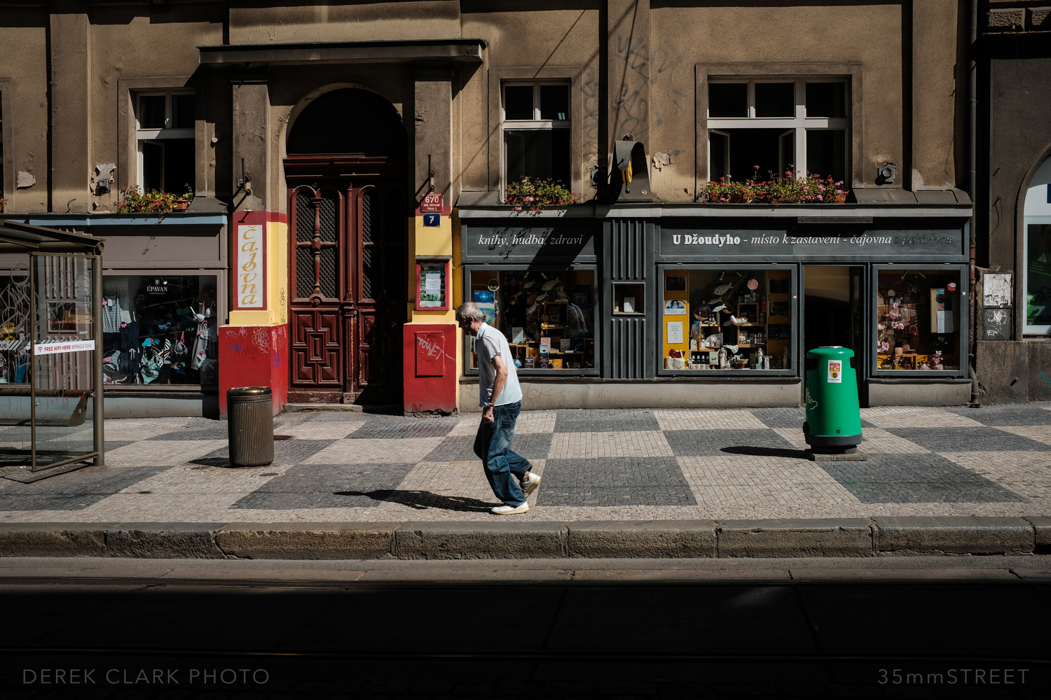 127_35mmStreet-Prague.jpg