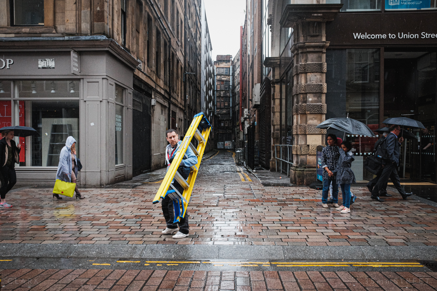 009_35mmStreet-Rainy-Friday-Glasgow.jpg