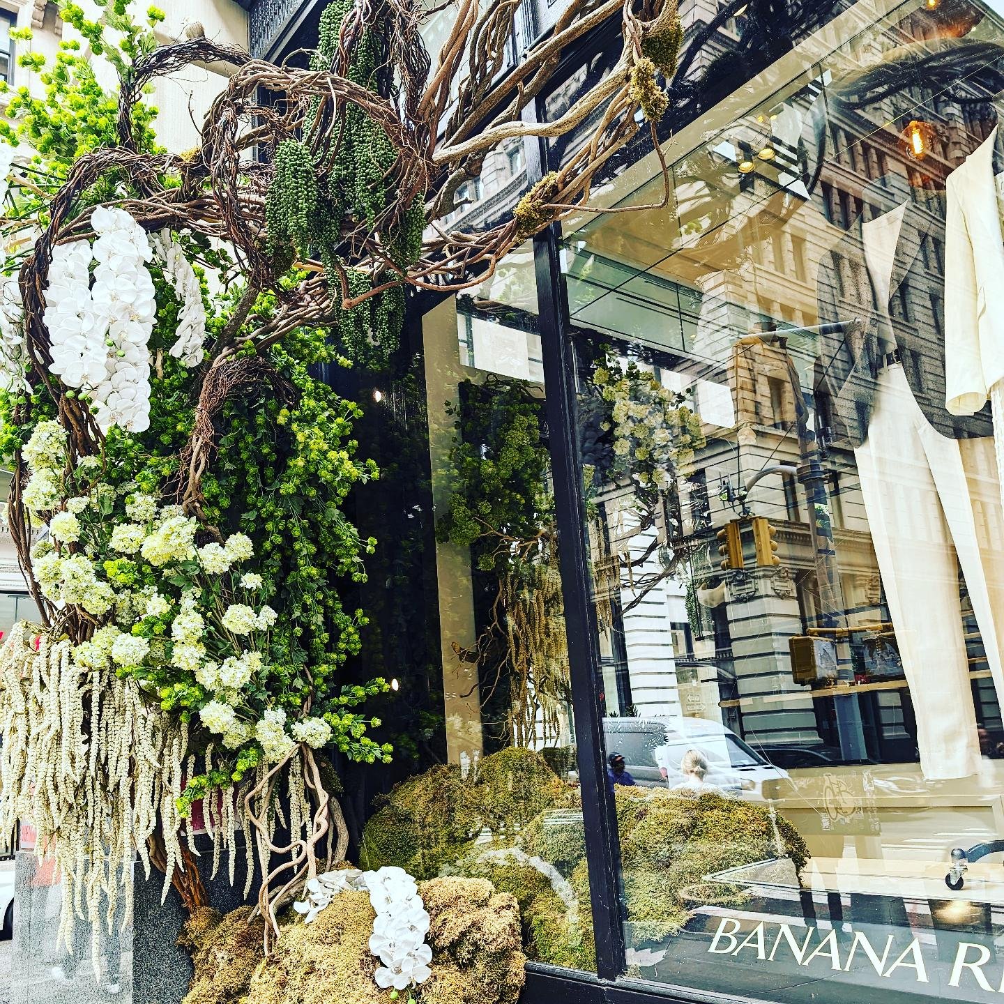 As someone who spent a number of years as a visual merchandiser, I always love seeing inspired windows while out on an inspiration walk! @bananarepublic's #florals and #greenery on the outside of the windows is such a fun visual! #styledirector #crea