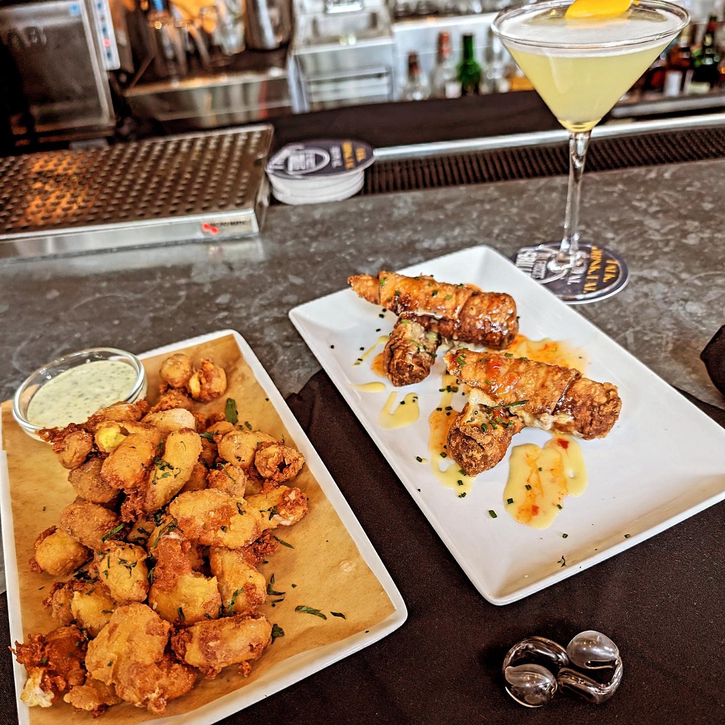#tbt to yesterday after #pressjunkets and #sips with @baileys, I did another meeting and #happyhour was next on my list! @del.friscos is one of my faves and with @dfgrille being #downtown I had to have their classic #pineapple #martini, #cheesecurds 