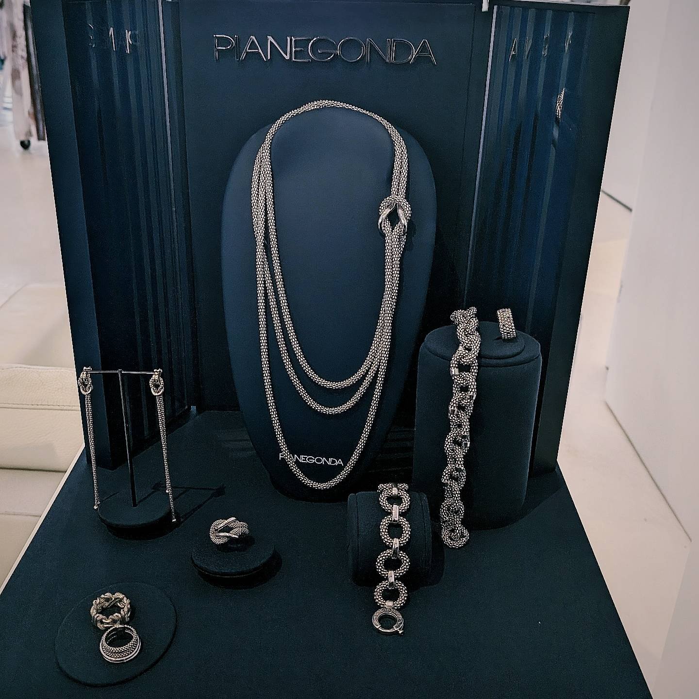 Loved checking out an array of brands at today's @accessoriescouncil event - @pianegonda.jewelry has beautiful visual texture with a great knotted effect #styledirector #creativedirector #teampixel