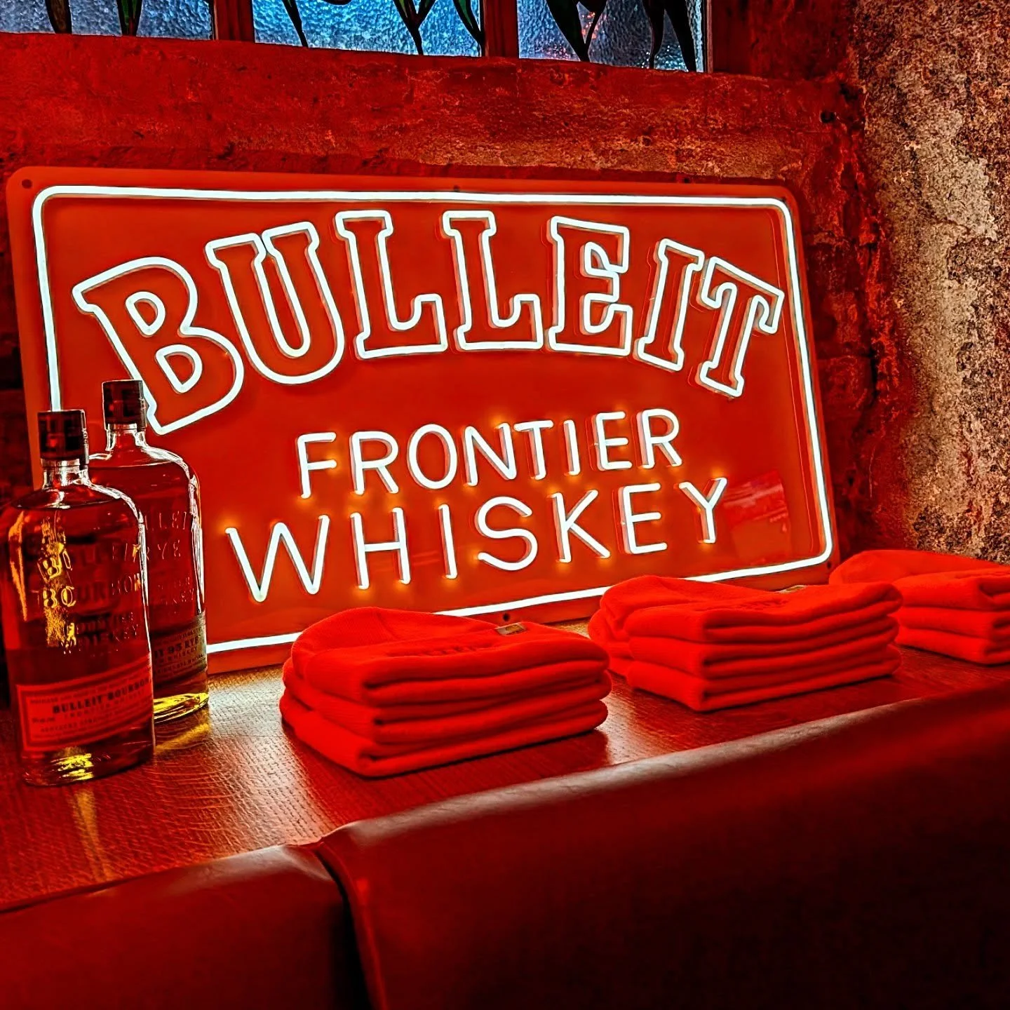 In the midst of @nycwff coverage @pvfarkas and I took some time to hang with our friends at @bulleit @bulleitwhiskey to toast @seanseaevans of @firstwefeast with his new show with Bulleit. It's always great to enjoy #sips and #bites at a buzzy bar!