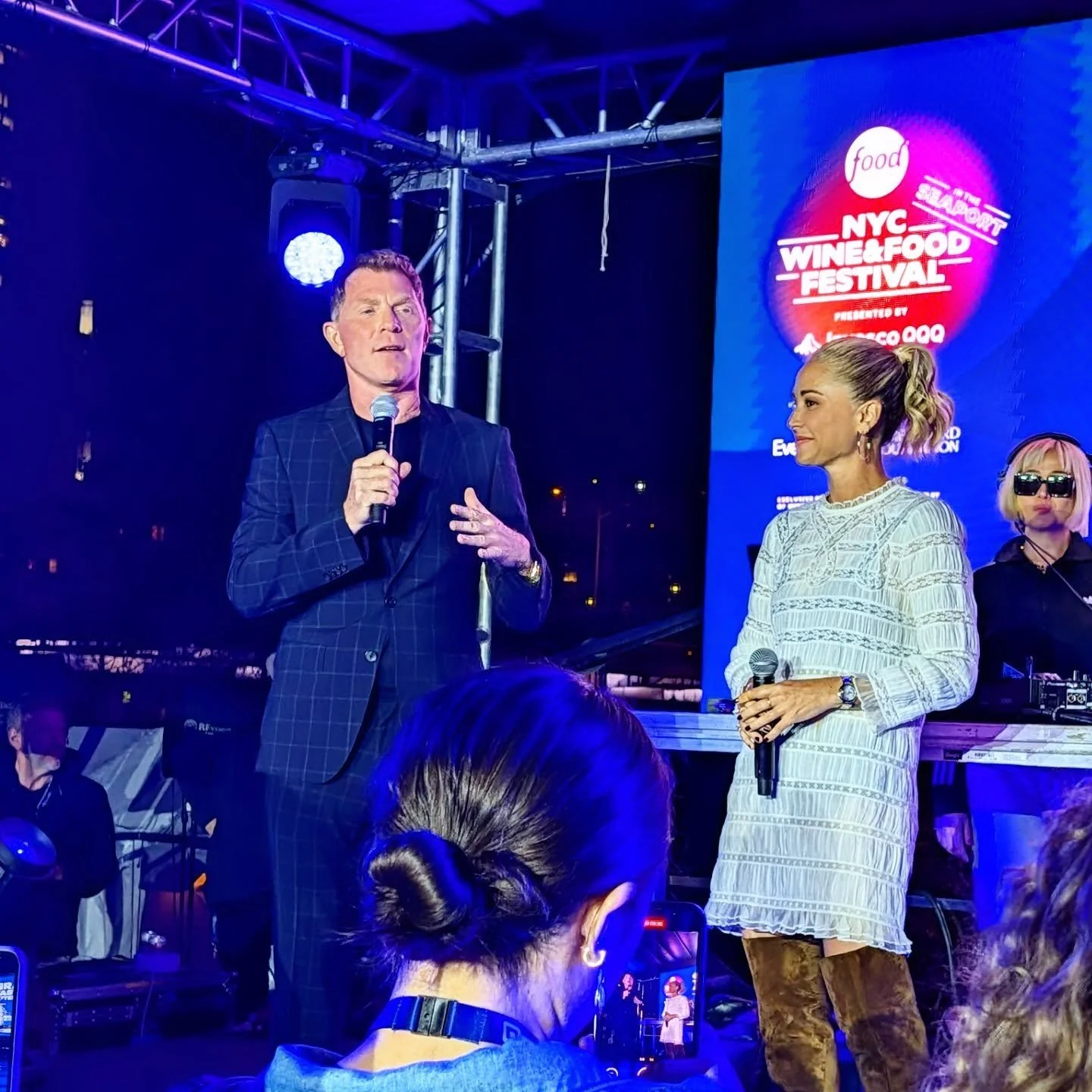 A time was had and the vibes were vibing! Once we left the VIP portion of the #steakhouse event we took in all that the first Grand Tasting After Dark had to offer which was hosted by @bobbyflay and @chefbrookew - it was great to hear @leeschrager ta