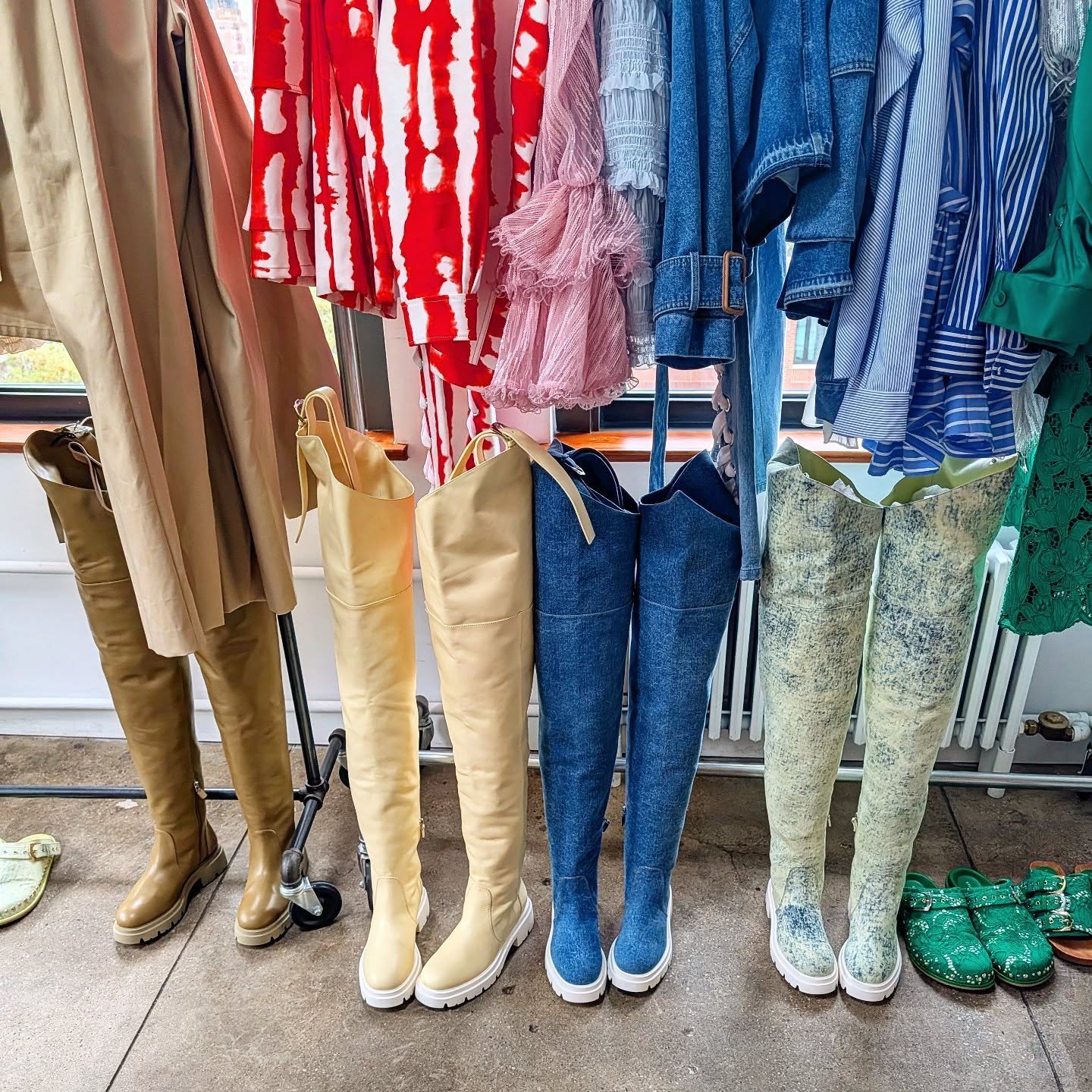 Stopped by the @agentrypr preview earlier in the week! I'm always blown away by @aknvas as well as their shoes in collaboration with @stuartweitzman - these #boots are everything.

#styledirector #creativedirector #teampixel