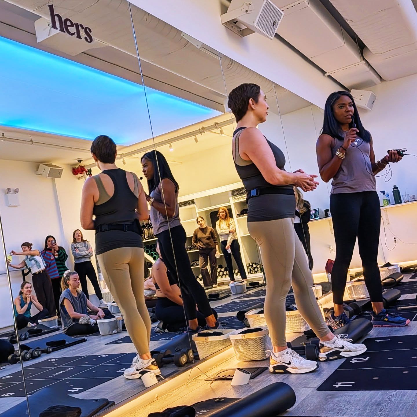 Kicked off this morning with a great #workout with @pvolve and @antoniettavicario for @hers launch editor event. When I work out, I'm super serious and focused but it was a great way to start the day and I enjoyed checking out the @_mamannyc_ #presse