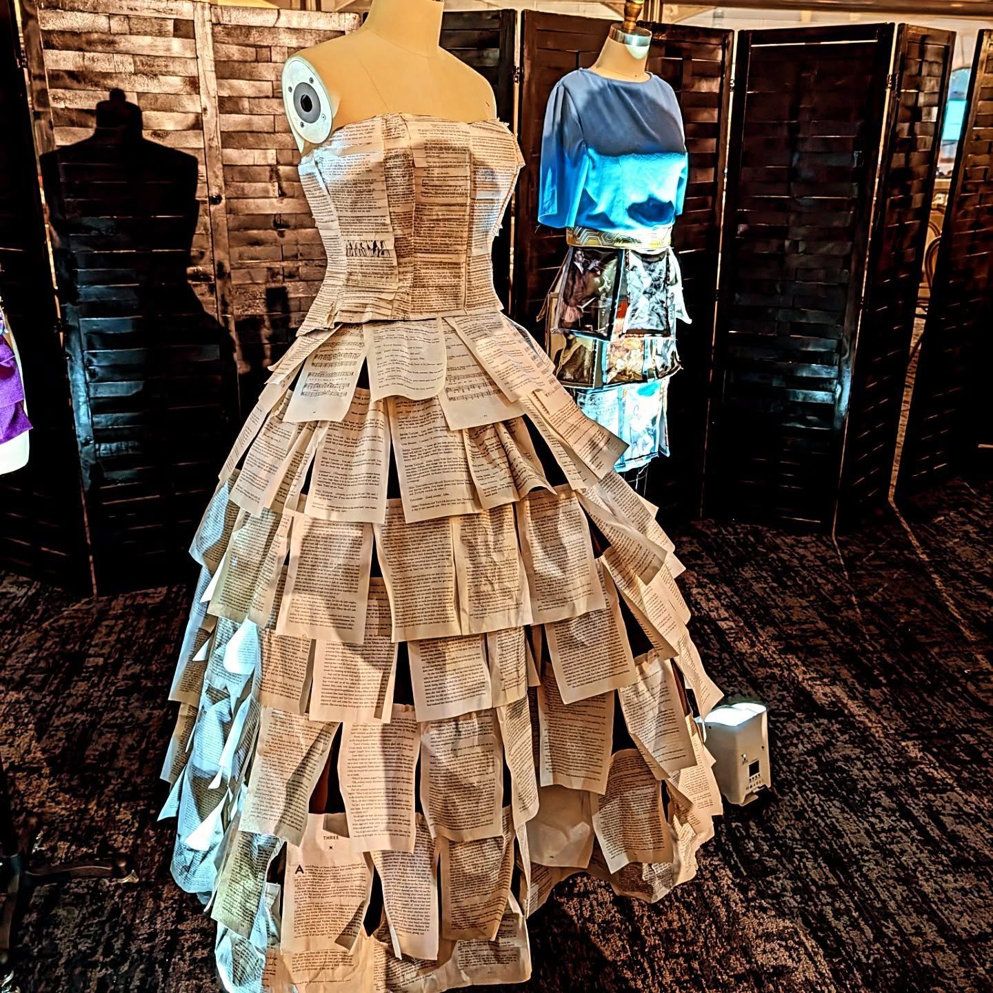 Last night, I had the pleasure to attend a curated show by @iamchukscollins for @southafricanfashioncouncil which featured fashion design students who created 3 looks in a capsule collection. The @berkeleycollege students competed in this competition