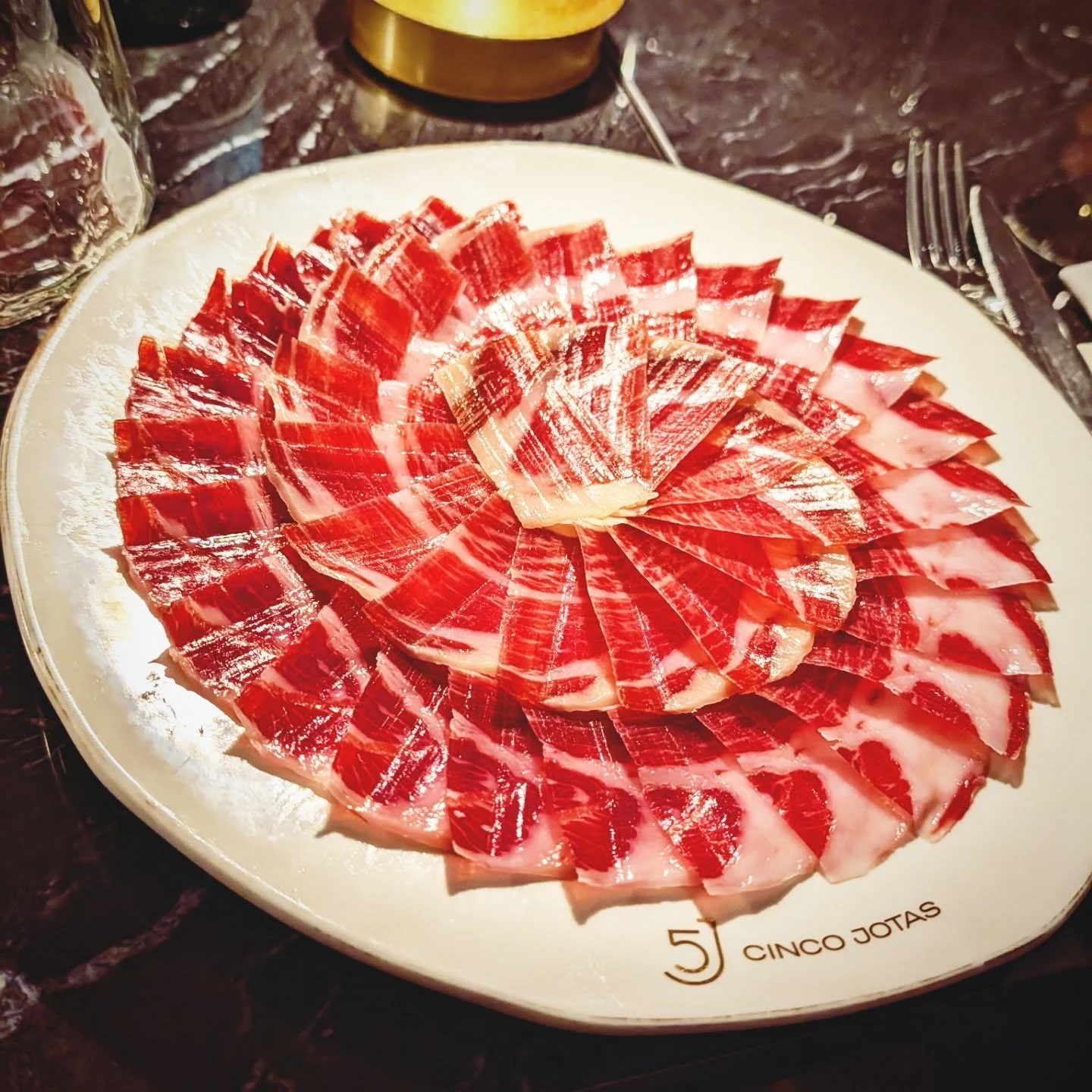 This time of year the calendar is pretty packed and then there's a last minute invite that hits all the #tastebuds. The #prosciutto by @cincojotas #jamon #iberico and a lovely #rioja wine - of course prosciutto and #pizza is a fabulous combination. 
