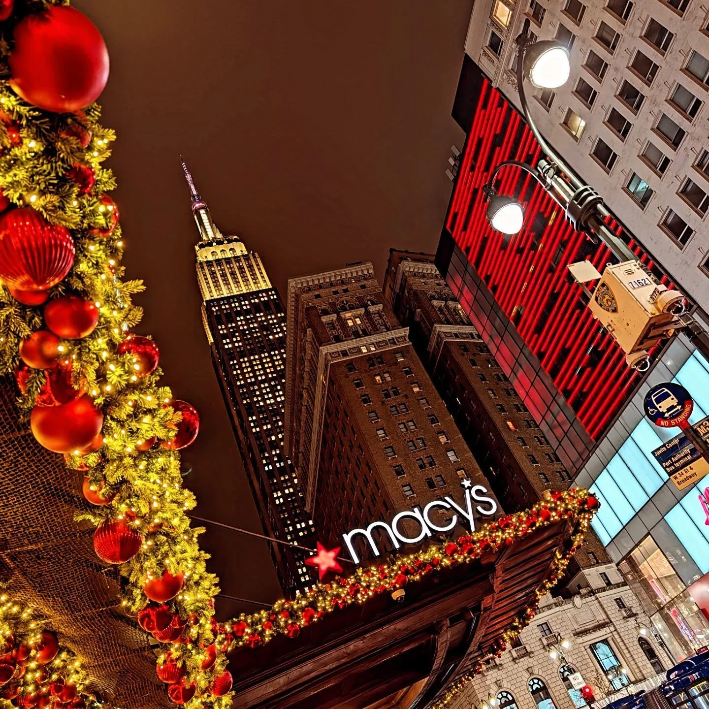 Busy day of meetings on Fri no less but since I was in the neighborhood, swung by @macys to see their #holiday windows, checked out their #market #village and enjoying a bit of the #christmas spirit on an icy day

#styledirector #creativedirector #te