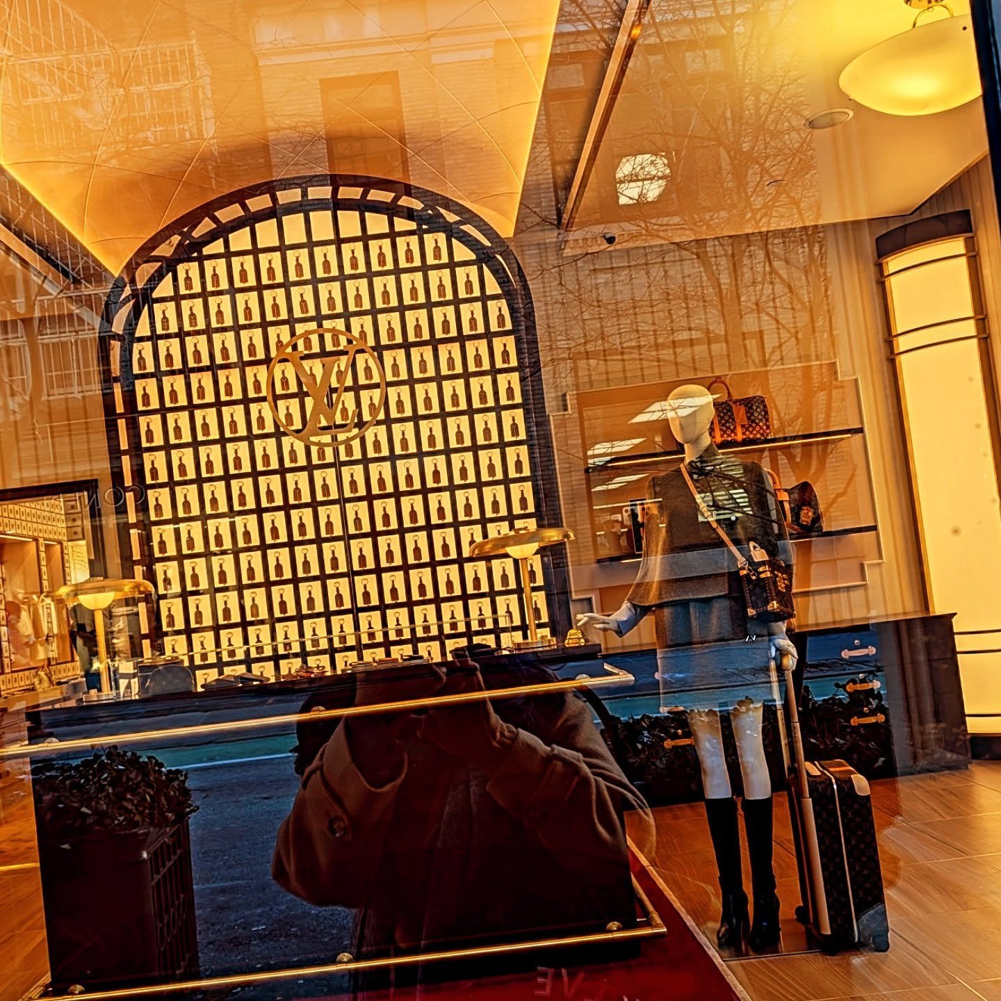 Even when it is 18 degrees I still love seeing what is out and about. Walked past the @louisvuitton hotel #popup - will swing by again to check out their immersive rooms which celebrates 130 years of it's iconic Monogram where each room is inspired b