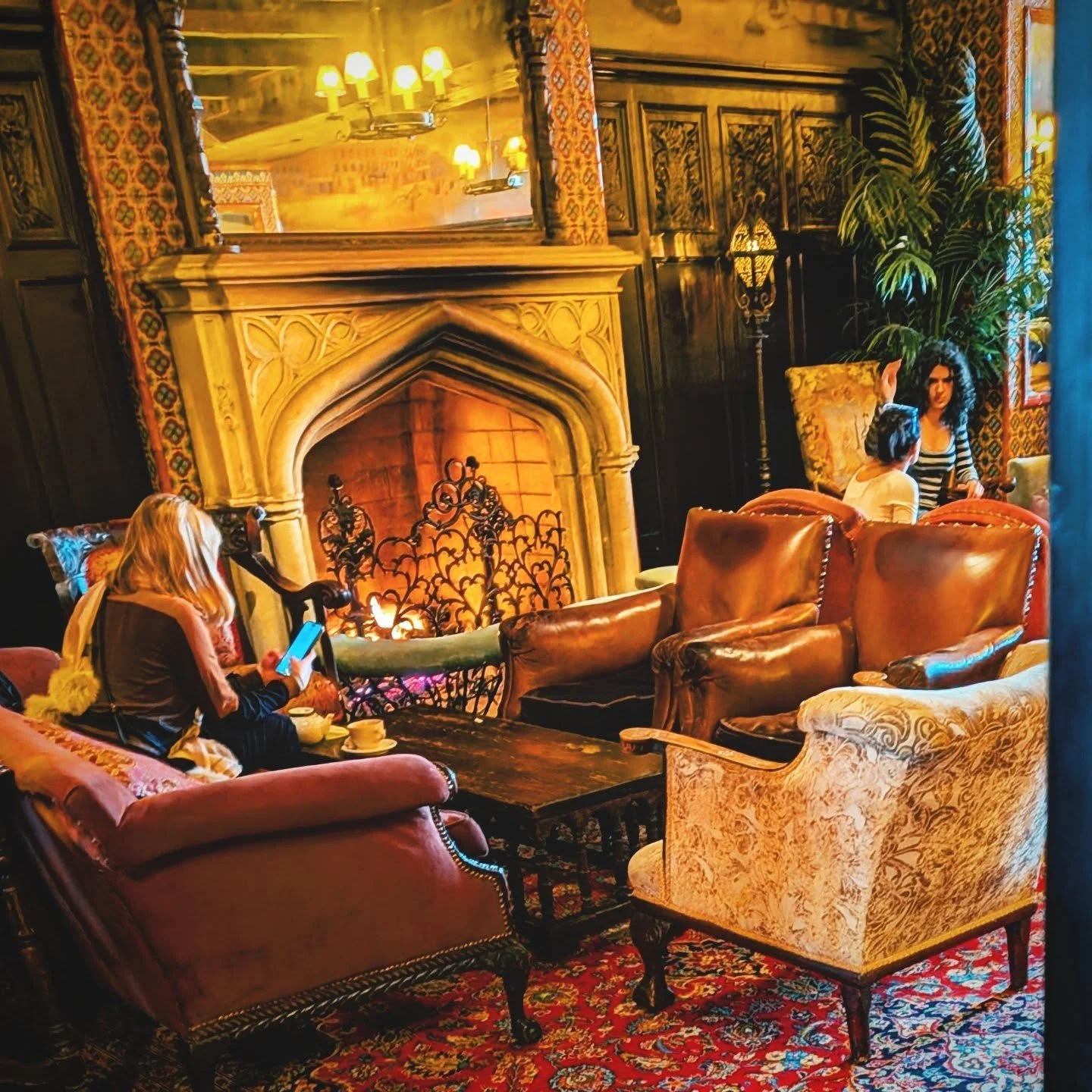 So cold this week! In and out of editor events and meetings this week which means visiting a number of hotels - one of my fave sitting areas at @boweryhotel 

#styledirector #creativedirector #teampixel