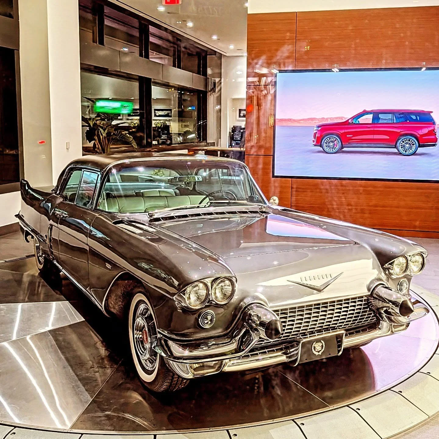 After leaving the final #NYFW show of the night, loved seeing these #caddy vibes

#styledirector #creativedirector #teampixel