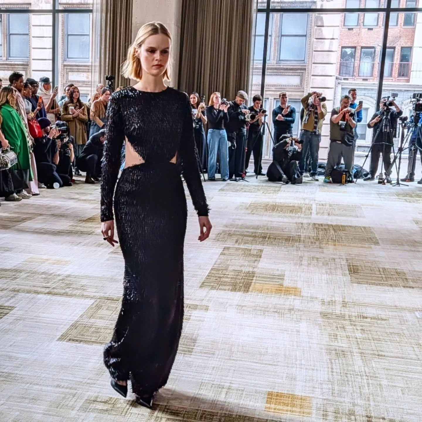 I love @projectrunway and the latest winner @veejayfloresca showed her collection on the final day of NYFW along with her fellow contestants coming to support her in this presentation that started as an intimate runway and then being able to see the 