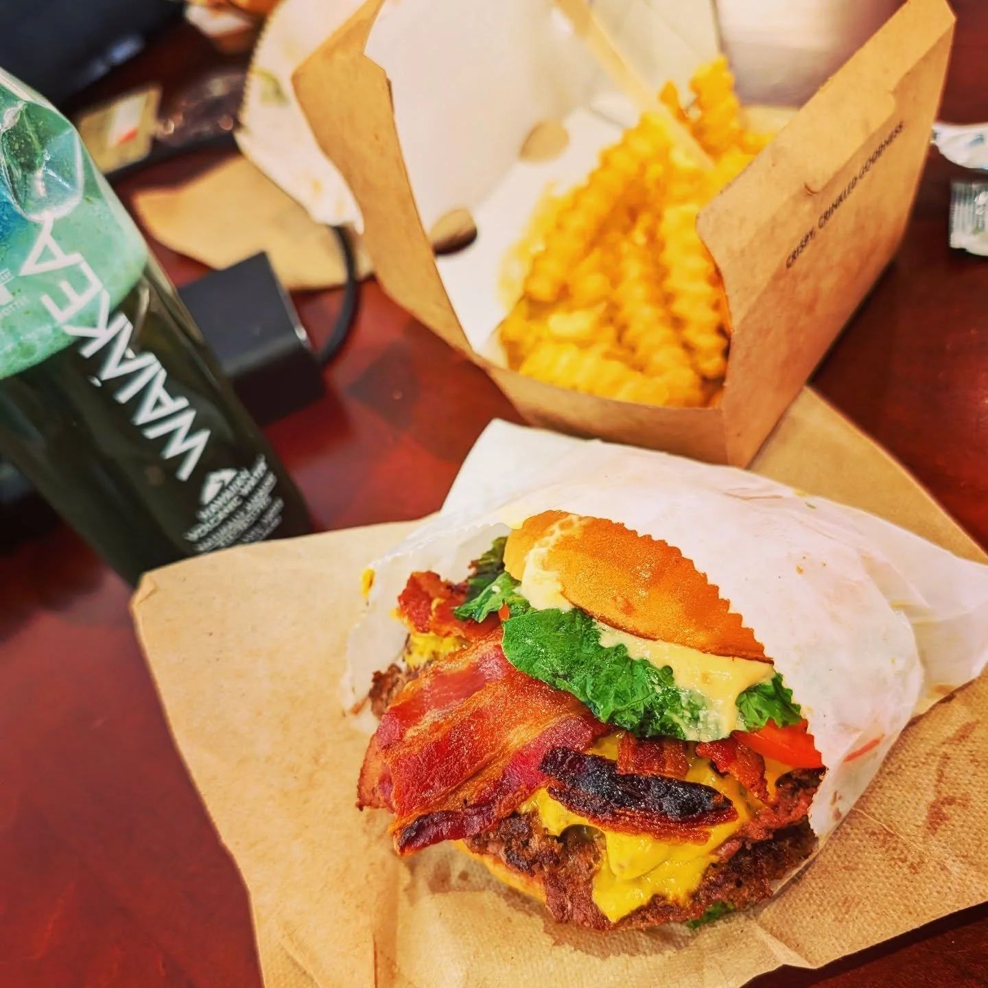 In between shows during #nyfw we grabbed a quick satisfying bite at @shakeshack while I have been staying hydrated along with my @drinkag1 

#styledirector #creativedirector #teampixel #nyfw