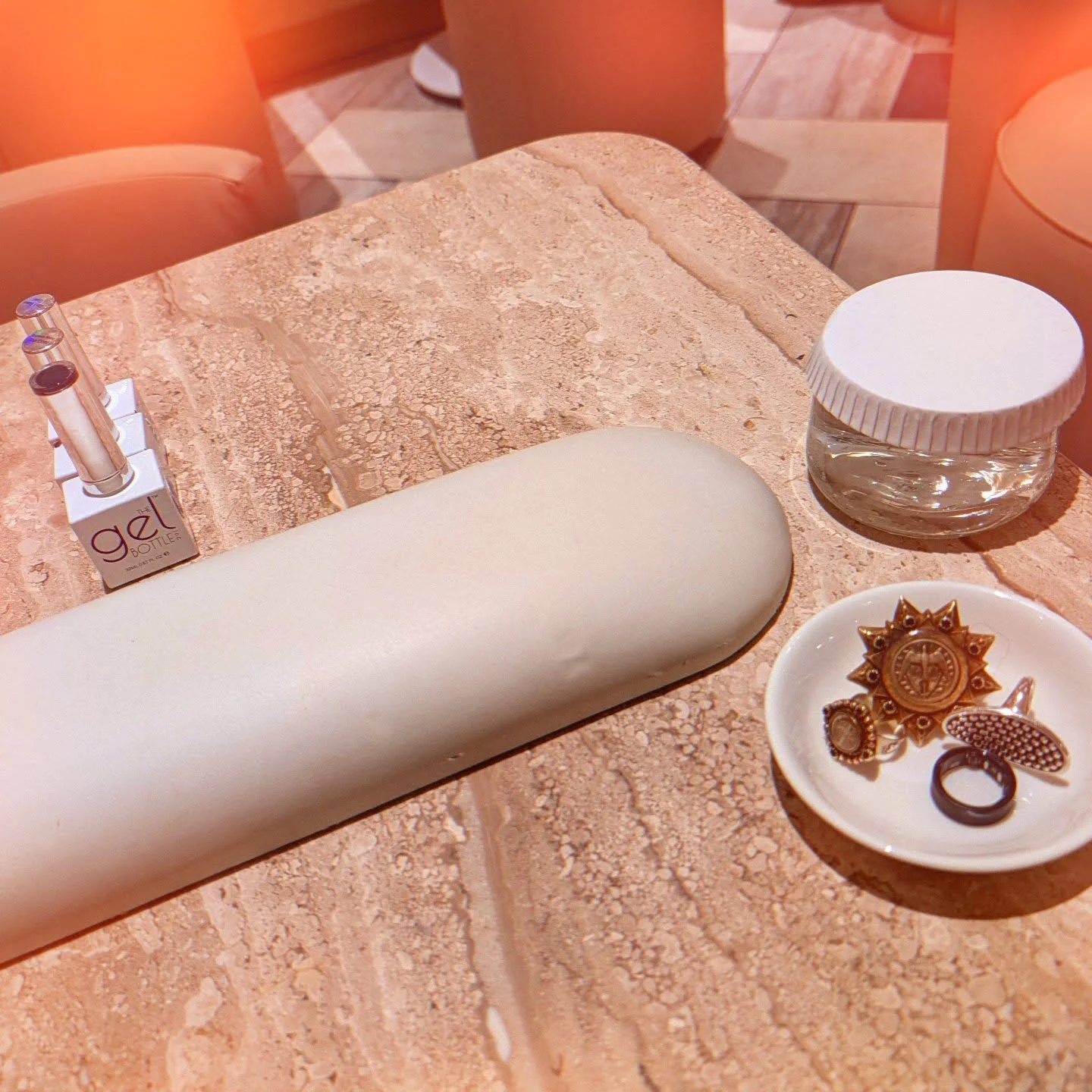 Back here again - feeling productive between meetings, editor events and making notes on upcoming projects. I always have time to come to my fave place @majestyspleasure every other week for my gel mani/gel Pedi and a bit of bubbly. A nice way to tak