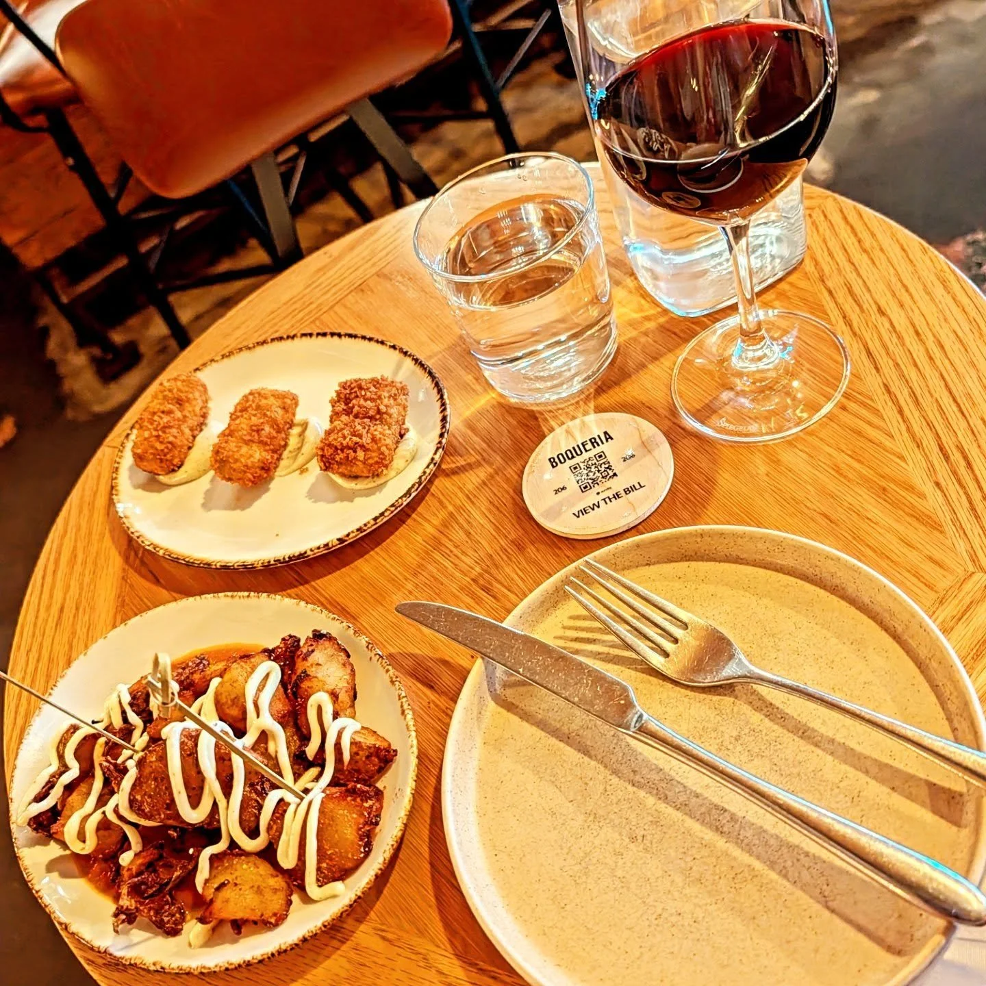 On a day filled with meetings I always like to grab flavorful bites! I have always loved @boqueria for their #happyhour and I always love their Grilled Cheese Jamon, their mushroom croquetas, and their patatas bravas - their #tapas always hit the spo