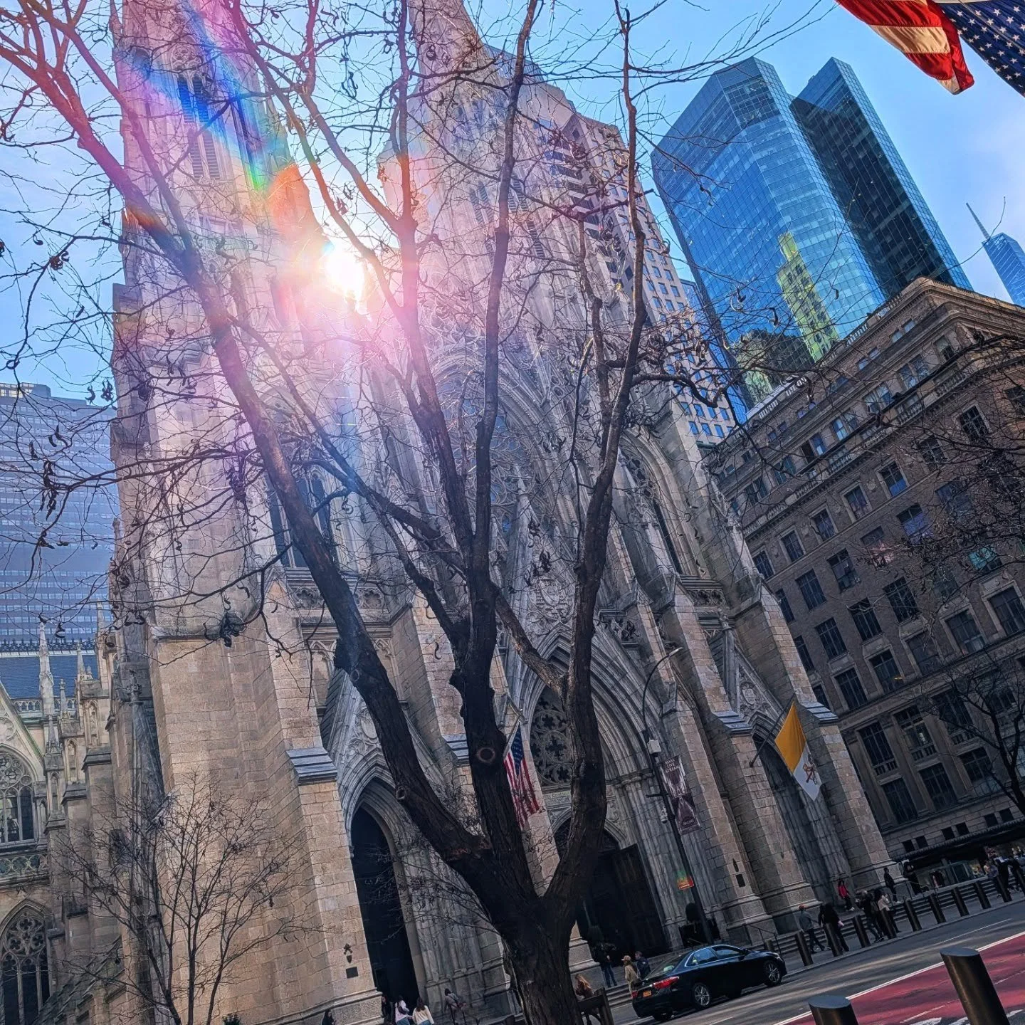 Kicked off Wed morning (60 degrees unlike right now where there is a bit of snow) enjoying rocking a trench on my way to an Editor Preview at @andre_assous and looking ahead to FW26 and being reminded of some of my favorite styles from their SS26.

#